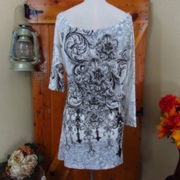 SWANKYS Asymmetrical Sleeves Embellished Tunic Top - Picture 4 of 5